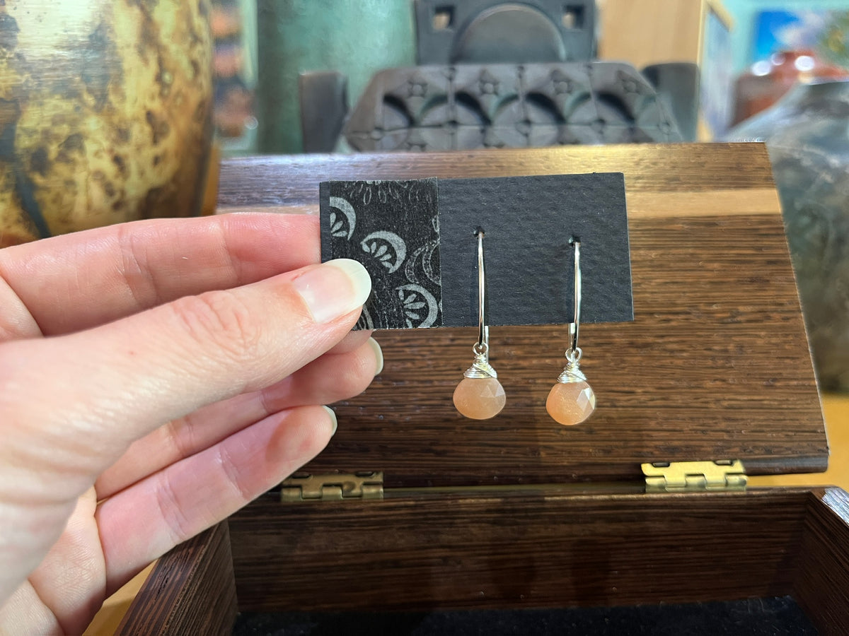 GS604 Petite Curving Earrings with Peach Moonstone