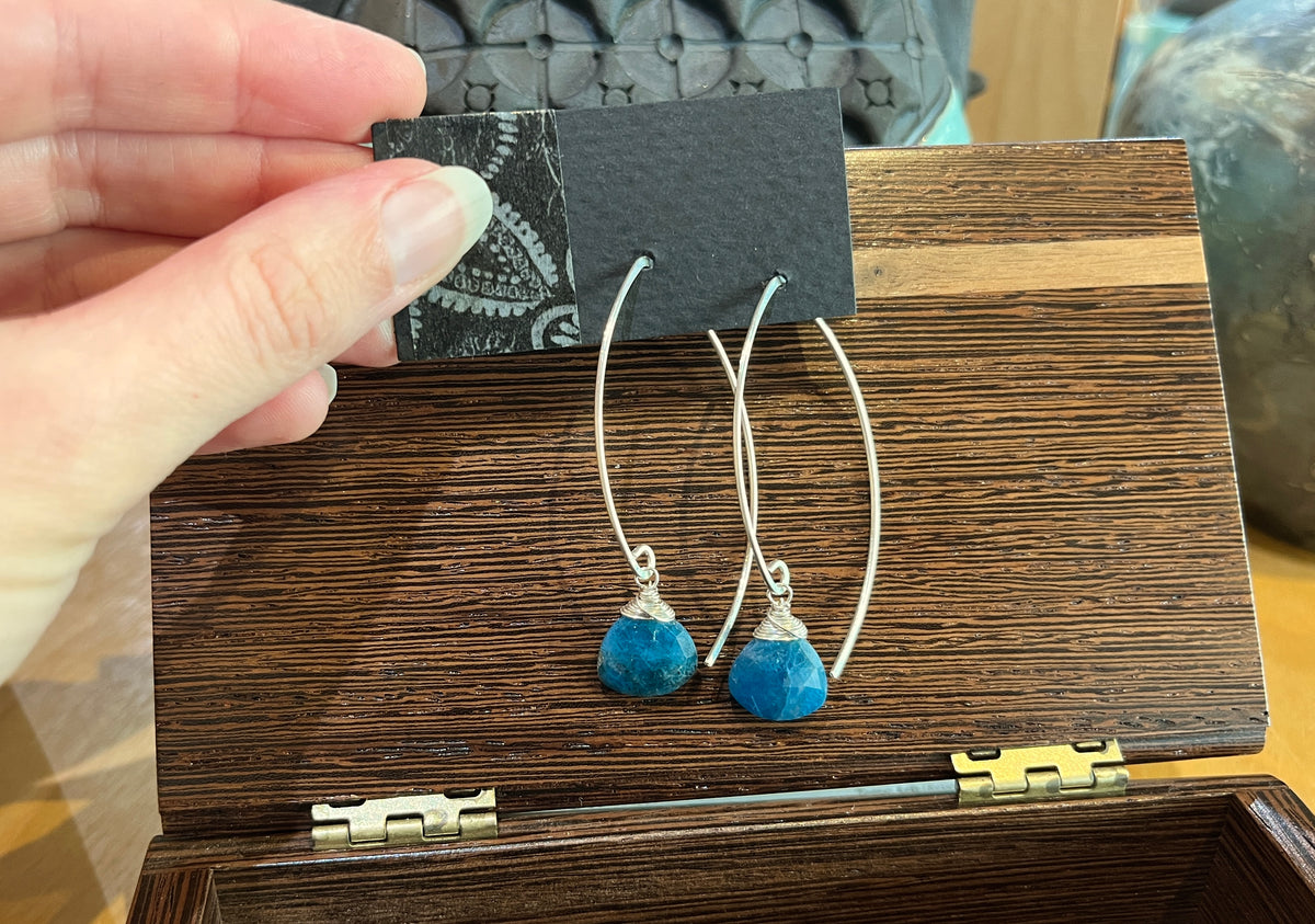 GS628 Apatite Curving Earrings by Linda Trent