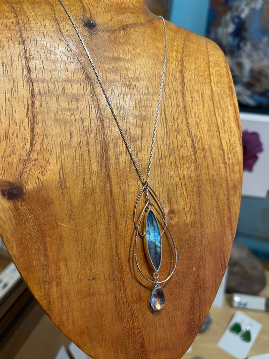 n8707 Silver Labradorite Water Lily Pendant by Laura J