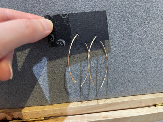 E004 Curving Earrings by Linda Trent